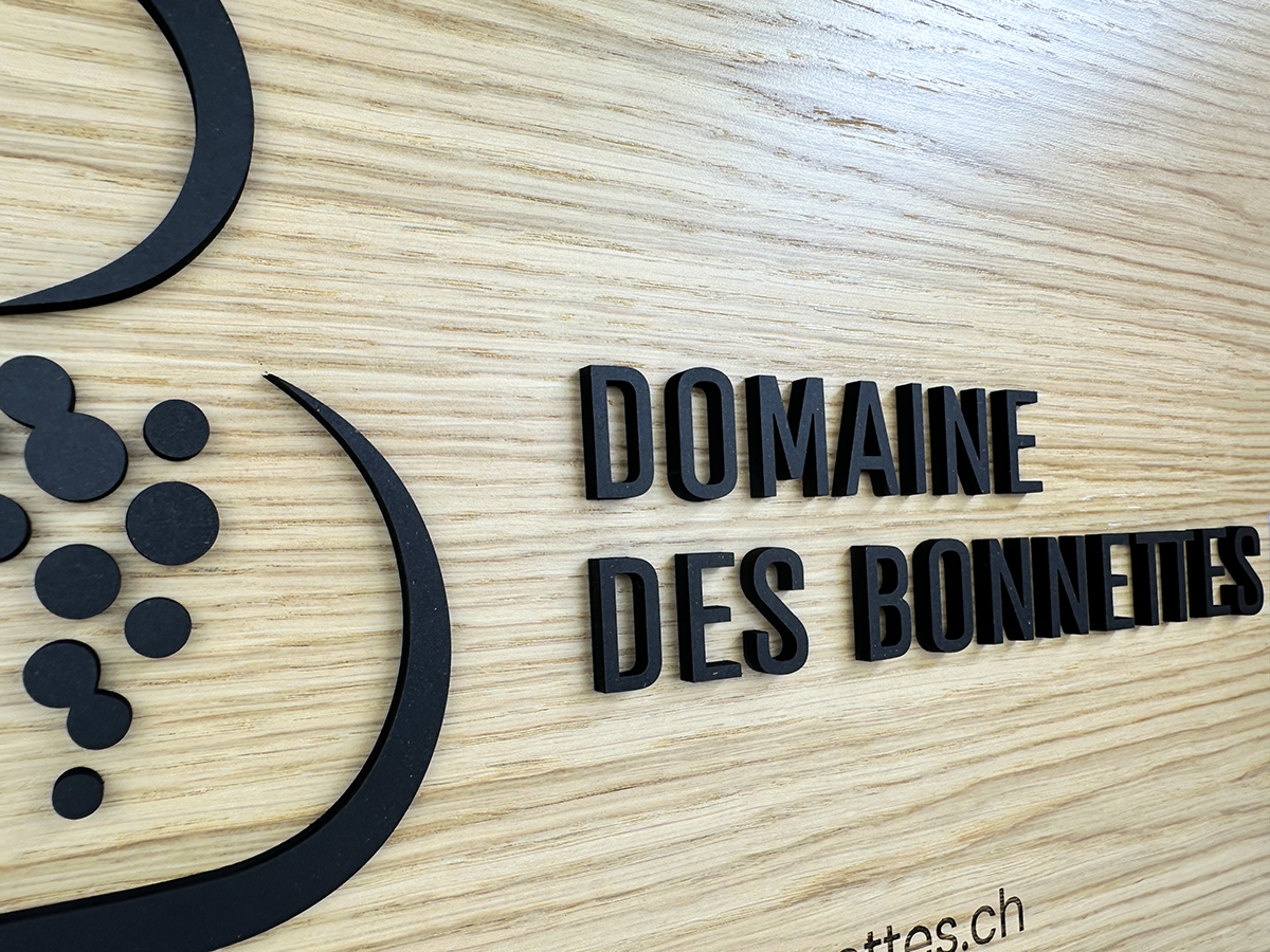 Enseigne signalétique bois installée en situation — Domaine des Bonnettes