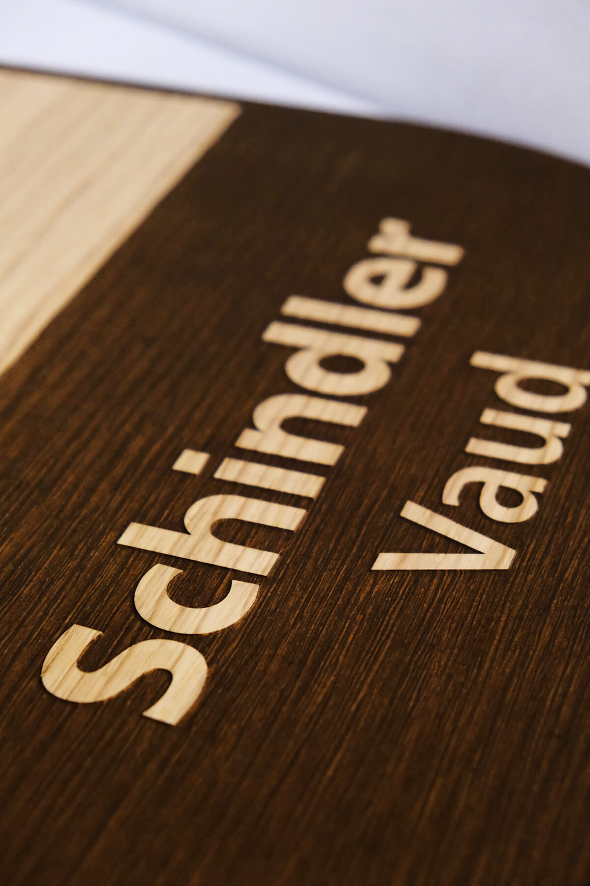 Gros plan — gravure laser sur bois, détail de précision